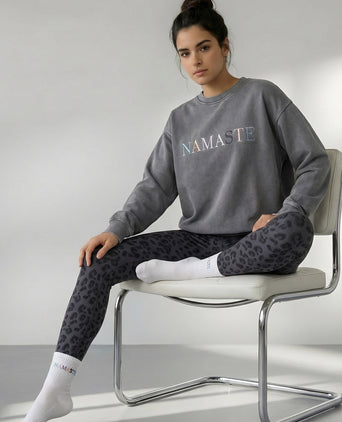 Yoga Boxy Sweater Vintage Namaste Bio Baumwolle Philia - grau | color:grau | yoga damen boxy sweater vintage namaste philia | bio baumwolle | yoga sweater vintage | yoga damen sweater nachhaltig