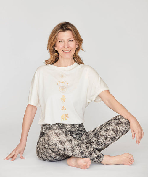 | color:weiß | yoga damen boxy t-shirt sora 108 | bio baumwolle tencel | t-shirt 108 gabriela bozic spiritual chakras gold | yoga damen t-shirt nachhaltig