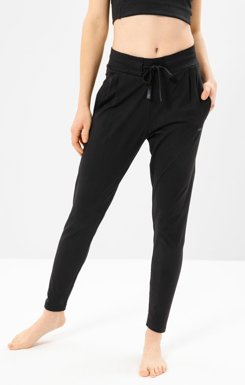 | color:schwarz | yoga damen basic harem pants hanna | bio baumwolle | yoga hose basic | yoga damen harem pants nachhaltig