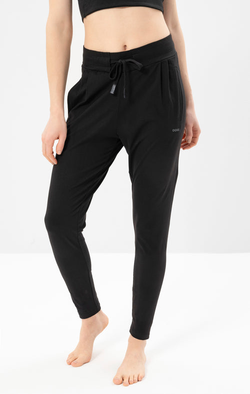 | color:schwarz | yoga damen basic harem pants hanna | bio baumwolle | yoga hose basic | yoga damen harem pants nachhaltig