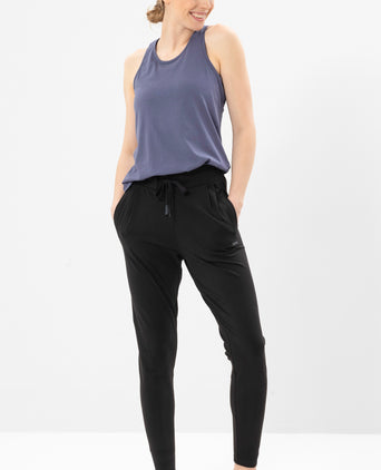Yoga Basic Harem Pants Organic Cotton Hanna - black | color:schwarz | yoga damen basic harem pants hanna | bio baumwolle | yoga hose basic | yoga damen harem pants nachhaltig