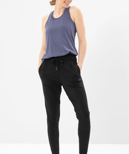 Yoga Basic Harem Pants Organic Cotton Hanna - black | color:schwarz | yoga damen basic harem pants hanna | bio baumwolle | yoga hose basic | yoga damen harem pants nachhaltig