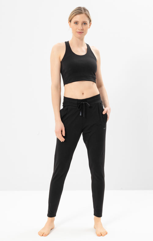 | color:schwarz | yoga damen basic harem pants hanna | bio baumwolle | yoga hose basic | yoga damen harem pants nachhaltig
