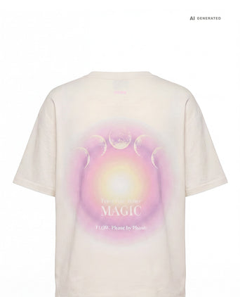 Yoga Boxy T-Shirt 2.0 Aura Bio Baumwolle Sora - weiß Yoga Boxy T-Shirt 2.0 Aura Bio Baumwolle Sora - weiß – AI GENERATED / KI-GENERIERT