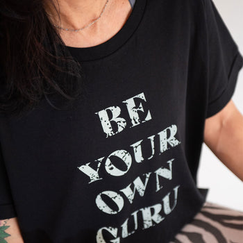 Yoga Boxy T-Shirt Be Your Own Guru by SOULYOGA Berlin - schwarz | color:schwarz |Yoga Boxy T-Shirt Be Your Own Guru by SOULYOGA Berlin 108 schwarz |bio baumwolle