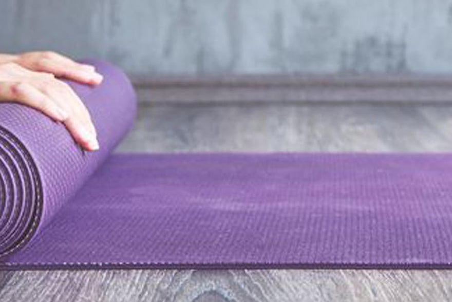 Von PVC bis Kautschuk: Auf diese Dinge solltest du beim Kauf von Yogamatten achten