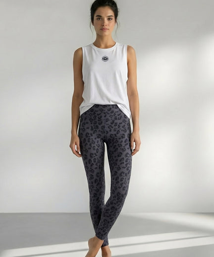 | color:weiss | yoga damen athletic tank tara | bio baumwolle tencel | tank top cosmic leopard | yoga damen tank top nachhaltig