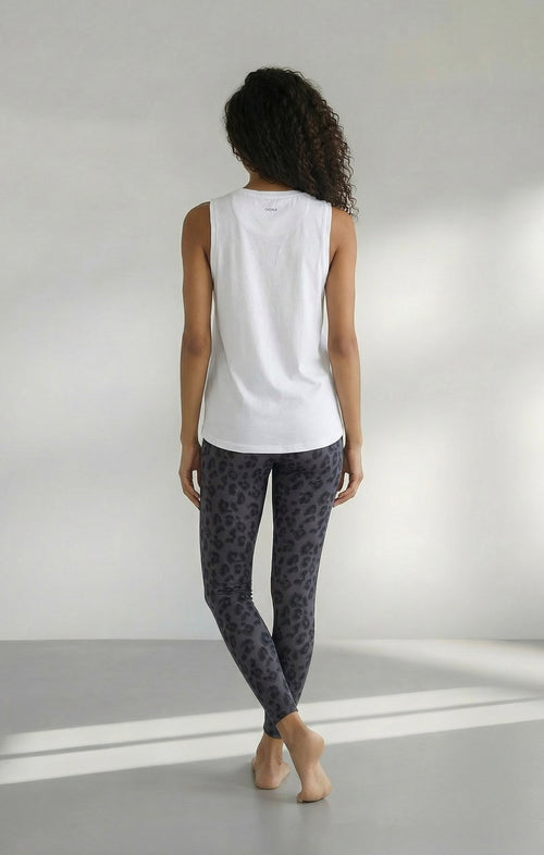 | color:weiss | yoga damen athletic tank tara | bio baumwolle tencel | tank top OM | yoga damen tank top nachhaltig