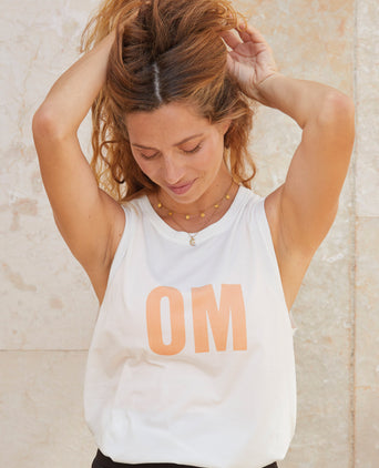 | color:weiß | Yoga Athletic Tank OM Bio Baumwolle Tencel™ Tara | OM print | yoga damen tank top nachhaltig