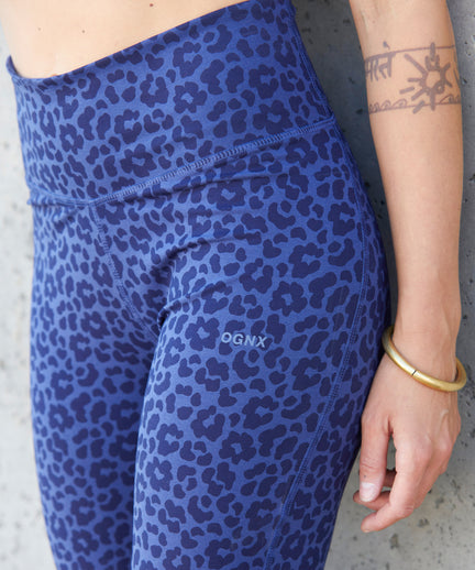 | color:blau | yoga damen biker leggings kira | tencel bio baumwolle | biker radler leo flower print | yoga damen bh nachhaltig