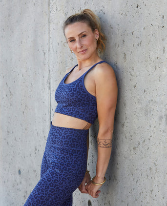 | color:blau | yoga damen biker leggings kira | tencel bio baumwolle | biker radler leo flower print | yoga damen bh nachhaltig