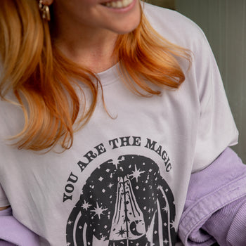 | color:lila | yoga damen boxy t-shirt sora 108 | bio baumwolle tencel | t-shirt 108 nuri rodríguez you are the magic | yoga damen t-shirt nachhaltig