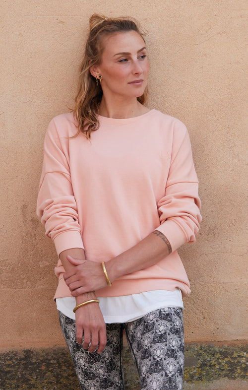 | color:rosa | yoga Loose Sweater OM Bio Baumwolle Pia | bio baumwolle | sweatshirt om stick | yoga damen pullover nachhaltig