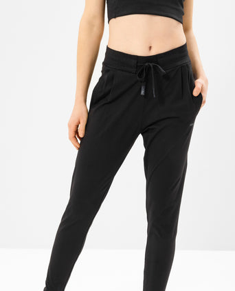 | color:schwarz | yoga damen basic harem pants hanna | bio baumwolle | yoga hose basic | yoga damen harem pants nachhaltig