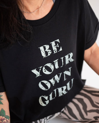 | color:schwarz |Yoga Boxy T-Shirt Be Your Own Guru by SOULYOGA Berlin 108 schwarz |bio baumwolle